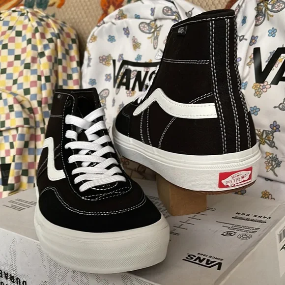 Vans WMNS Crockett High
Black/White
VN0A5JIGY28
Sneakers - Picture 3 of 16